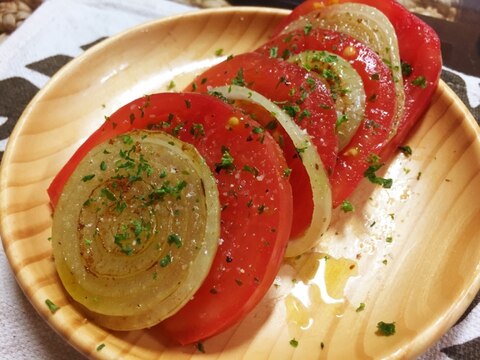 焼き玉ねぎと生トマトの重ねサラダ